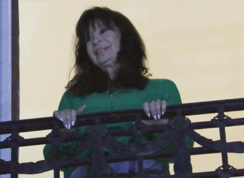 Cristina Fernández sale al balcón por primera vez desde su arresto domiciliario. Lo podrá hacer, pero con limitaciones, aseguraron