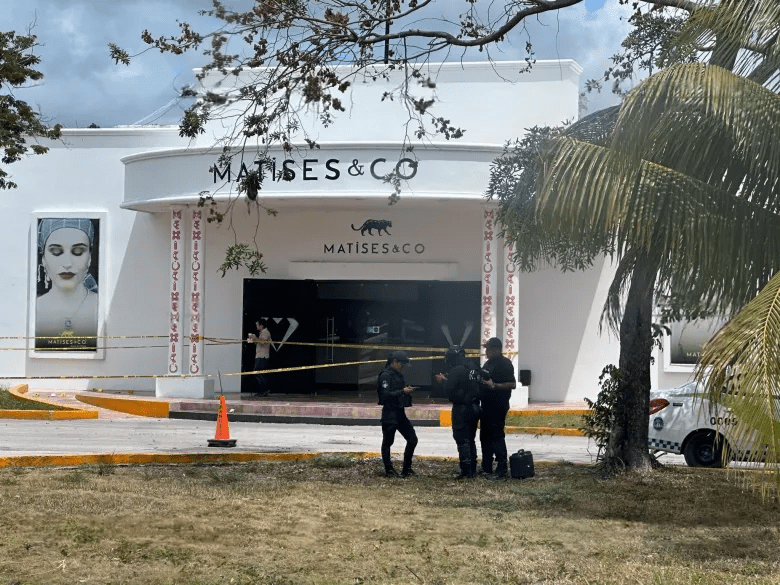 Agentes de seguridad resguardan la zona tras el asalto a la joyería ubicada en la carretera 307, entre Playa del Carmen y Puerto Morelos.