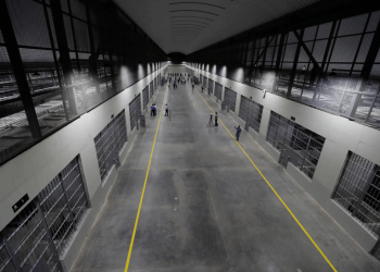 Así es la mega cárcel de El Salvador, bajo la visión del youtuber Joe Hattab