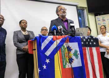 Asociaciones migrantes alertan que fin de ‘parole’ humanitario debilitará economía de EE.UU.