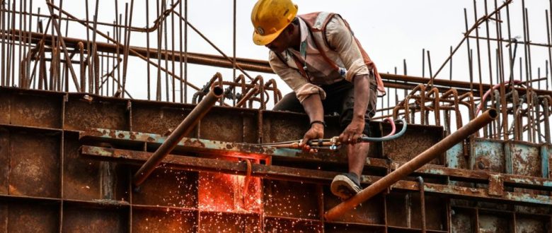 Varios obreros indios trabajan la soldadura en talleres y estructuras viales en Bhayandar, zona industrial de la ciudad de Bombay