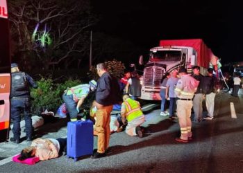 Autobús que se dirigía a Mérida choca en Veracruz contra tráiler; reportan un muerto