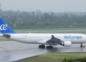 Avión con destino a Madrid aterriza de emergencia dos veces en Paraguay