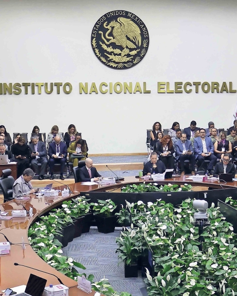 El Consejo General del INE reunido en sesión, ayer
