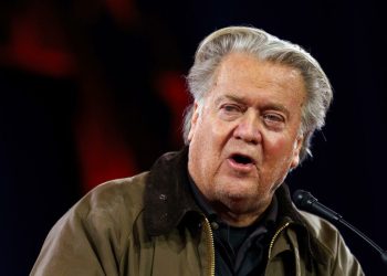 Bannon pide a Trump investigar a Musk y aboga por su deportación “inmediata”