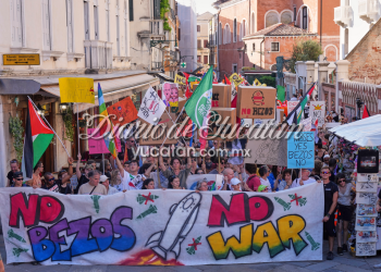 “Besos sí, Bezos no”: protestan contra la boda de Bezos en Venecia