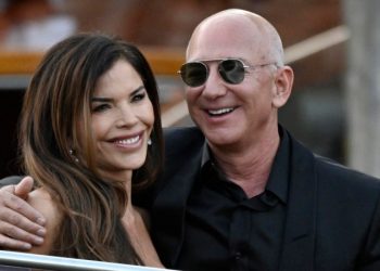 Boda de Bezos termina con un baile de máscaras, sin Lady Gaga y con protestas