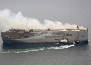 Buque con miles de vehículos chinos se incendia en el Pacífico; iba a México