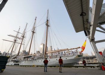 Buque español Juan Sebastián de Elcano rinde homenaje al mexicano Cuauhtémoc