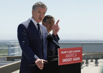 California pide a juez bloquear rápidamente despliegue de tropas de Trump en Los Ángeles