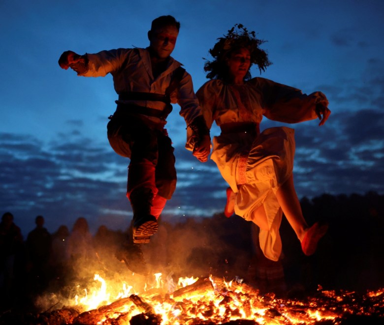 Indígenas aymara alzan las manos para recibir los primeros rayos del sol durante las celebraciones para el Año Nuevo Andino 5533, que marca el solsticio de invierno en el hemisferio sur, el sábado 21 en El Alto, Bolivia