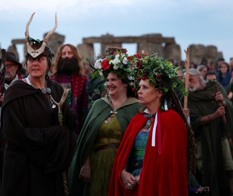 Salisbury (United Kingdom), 21/06/2025.- People attend the Summer Solstice at Stonehenge, Wiltshire, Britain, 21 June 2025. The summer solstice occurs when one of the Earth's poles has its maximum tilt toward the Sun. The annual festival at Stonehenge attracts hundreds of people to the 5,000-year-old stone circle to mark the longest day in the northern hemisphere. (Reino Unido) EFE/EPA/Andy Rain