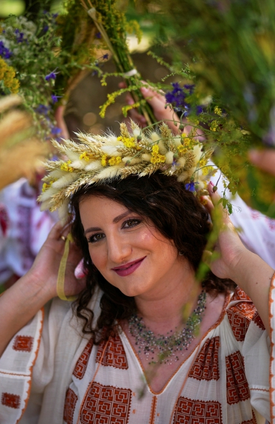 Niñas con coronas de flores bailan en Bucarest, Rumania, durante un evento por el solsticio de verano como símbolo de fertilidad. A la izquierda, gente practica yoga mientras sale el sol en el antiguo observatorio megalítico de Kokino, Macedonia del Norte