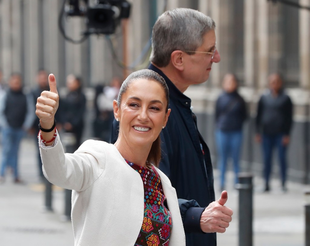 La presidenta Claudia Sheinbaum y su esposo, Jesús María Tarriba, luego de votar en la elección judicial (Foto de EFE)