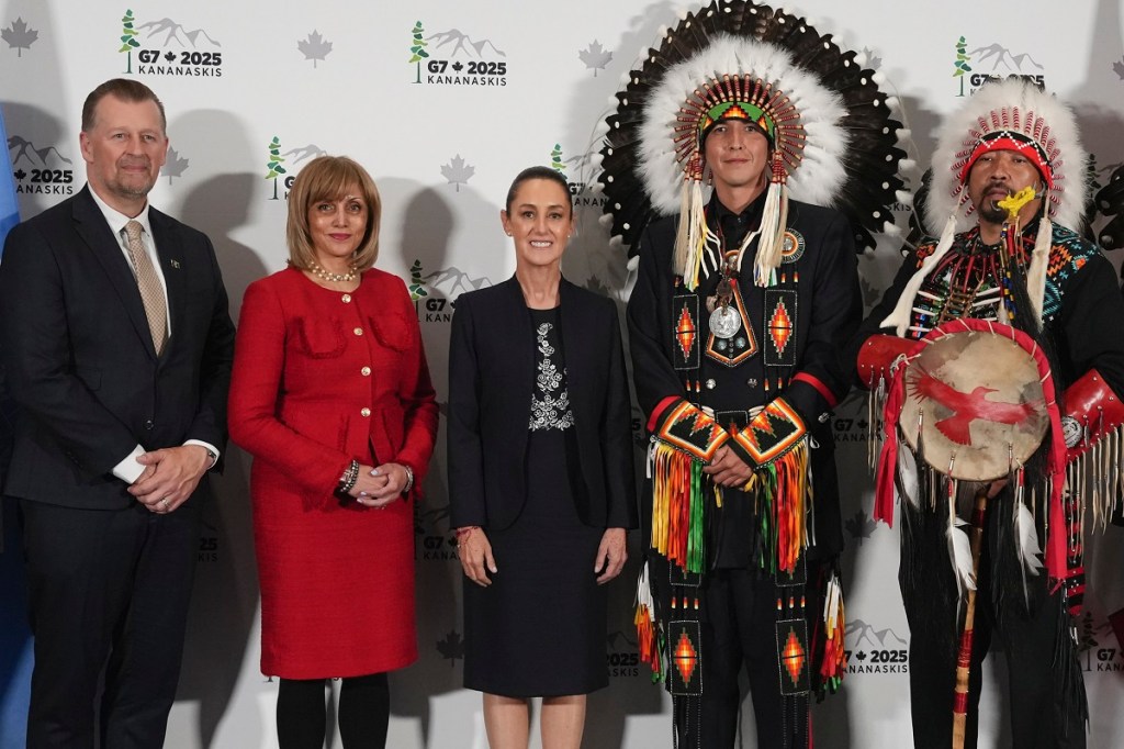 La presidenta Claudia Sheinbaum posa para la fotografía en Calgary, previo a su participación en la Cumbre de Líderes del G7 (Foto de EFE)
