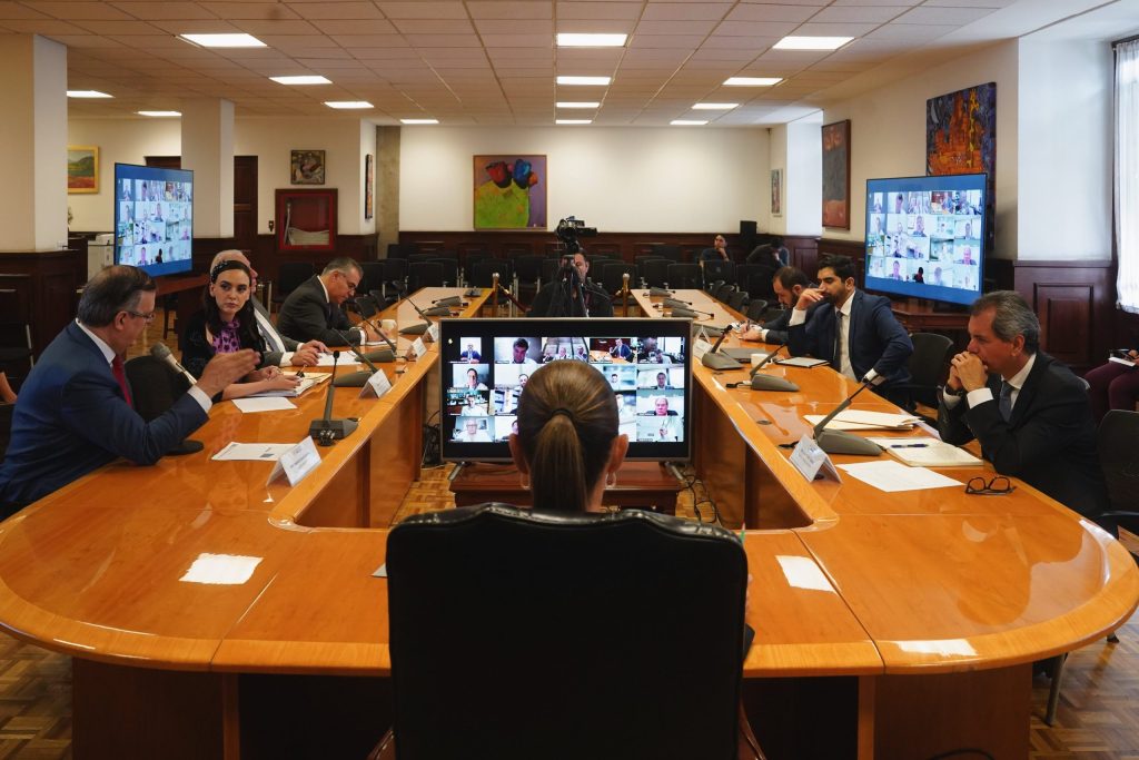 La presidenta Claudia Sheinbaum encabezó una reunión con empresarios y funcionarios para evaluar los efectos de los nuevos aranceles de Estados Unidos.