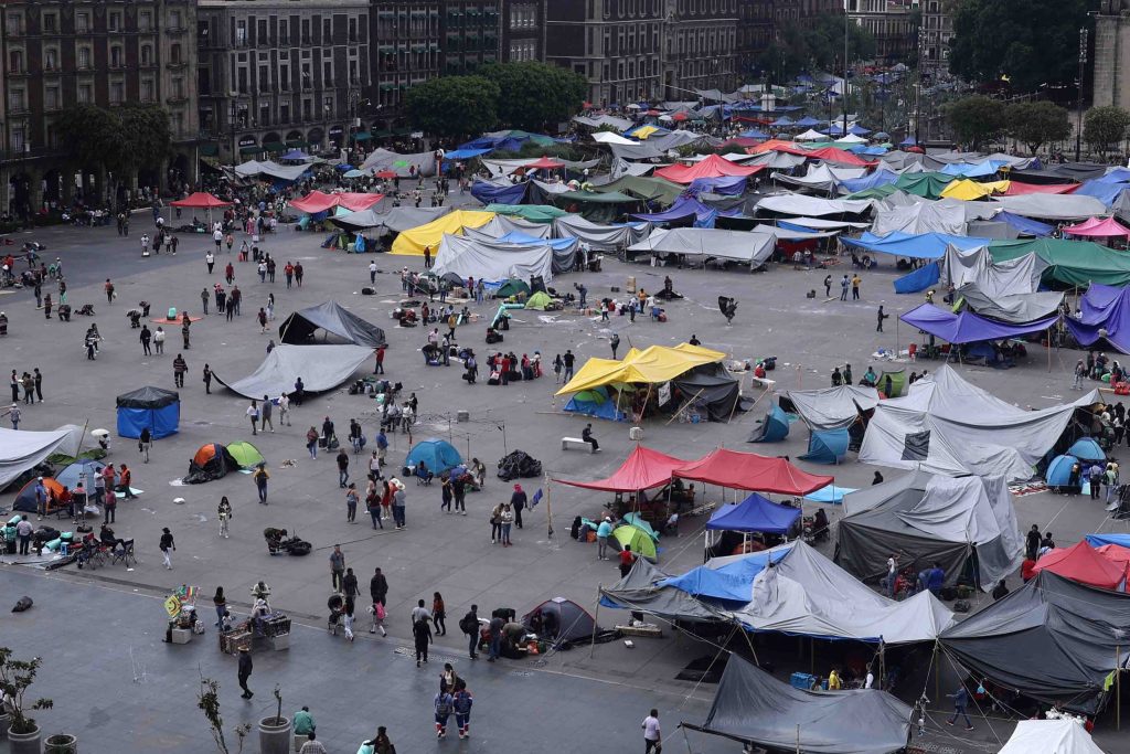 "Donde se presente la presidenta, haremos acto de presencia", advierte la CNTE después de levantar el plantón en el Zócalo