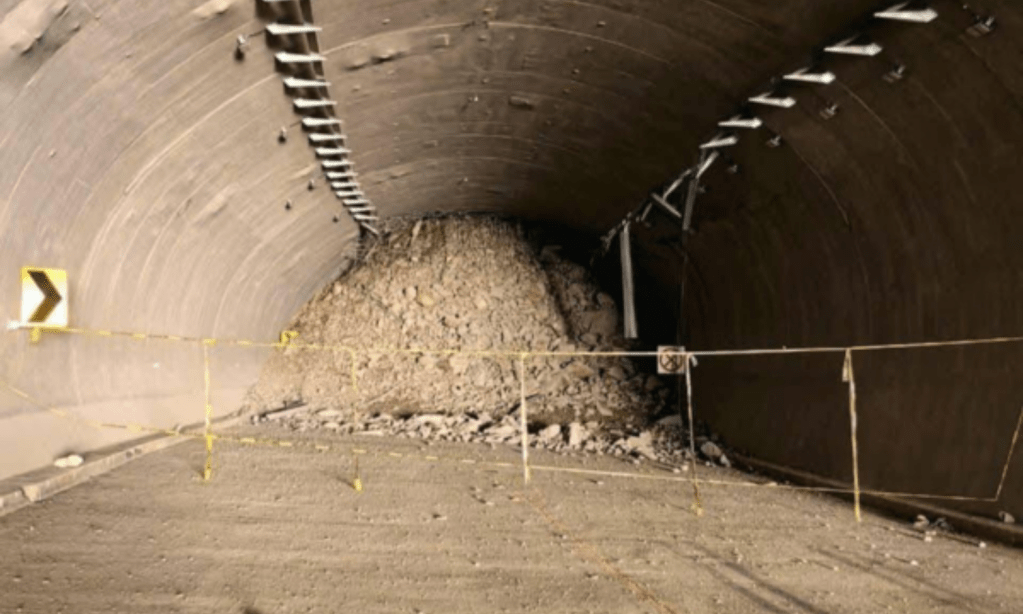 Colapsa parte de megaobra de AMLO del corredor interoceánico en la Mitla-Tehuantepec que revela fallas estructurales, pero culpan al huracán Erick