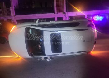 Conductor choca, vuelca y huye en Umán; dejó tres autos dañados