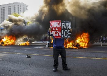 Crece la tensión en Los Ángeles con la quema de taxis autónomos