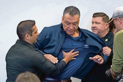 El senador por California Alex Padilla fue removido a empujones y esposado durante una conferencia de prensa ayer en Los Ángeles