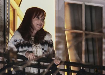 Cristina Fernández sale al balcón por primera vez desde que está en prisión domiciliaria