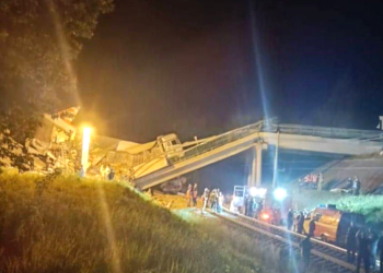 Descarrila un tren en Rusia por desplome de puente: tres muertos (VÍDEO/FOTOS)