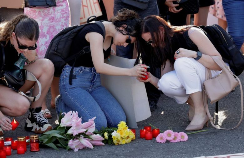 Activistas encienden velas durante una protesta en Bucarest, Hungría, por el asesinato de una joven embarazada, Teodora Marcu, de 23 años, quien fue ultimada a quemarropa el 31 de mayo por su expareja