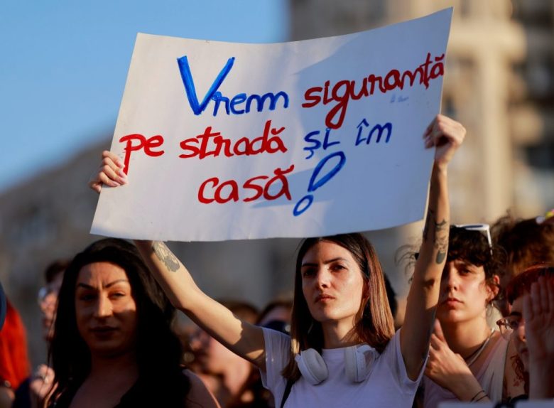 Otros aspectos de la manifestación de ayer, frente a la sede del gobierno en Bucarest, Rumanía, por el asesinato de una embarazada, Teodora Marcu, ex participante de un reality