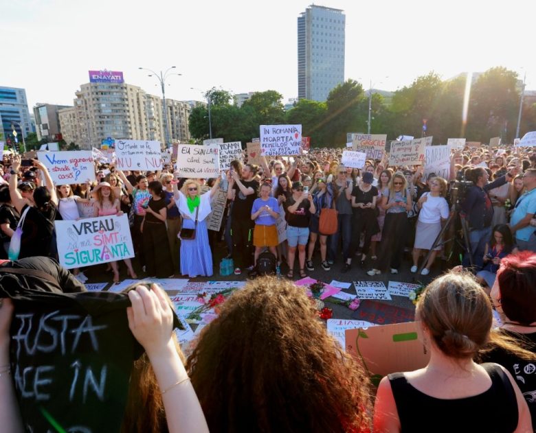 Arriba y a la izquierda, otras participantes en la protesta por el asesinato de Teodora Marcu, de 23 años. La joven, que estaba embarazada, fue la 25a. mujer asesinada en los primeros cinco meses de 2025 en Rumanía, según el Centro de Recursos Legales y Feminismo en Rumanía, uno de los organizadores de la protesta