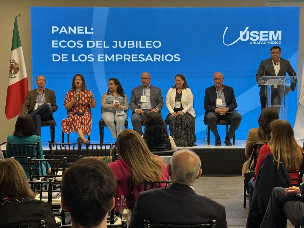 En la Asamblea de la USEM: Alejandro Pellico Villar, vicepresidente de Incidencia; Lilia Martha Burrola, presidenta de USEM Chihuahua; Lorena Hernández Pérez, de Durango; Javier Solana Lozano, María de Lourdes Gómory Martínez de Menéndez, secretario y presidenta de la Confederación USEM, y Manuel Fitzmaurice Castro, presidente de la UNIAPAC Latinoamérica. De pie, Juan Pando Balandra, de USEM Puebla, conductor del evento