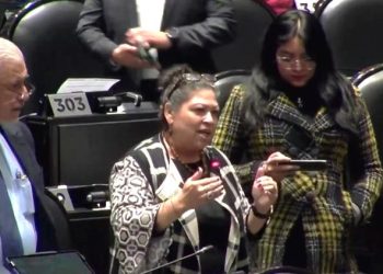 Diputada de Morena usa IA para leer iniciativas; pide al PRI actualizarse