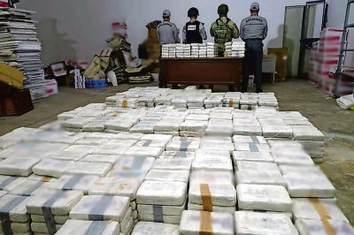 Agentes federales incautaron 1,193 kilos de droga en Chiapas, ocultos en un tractocamión procedente de Tapachula. El cargamento, ligado al Cártel Jalisco Nueva Generación, está valuado en 274 millones de pesos