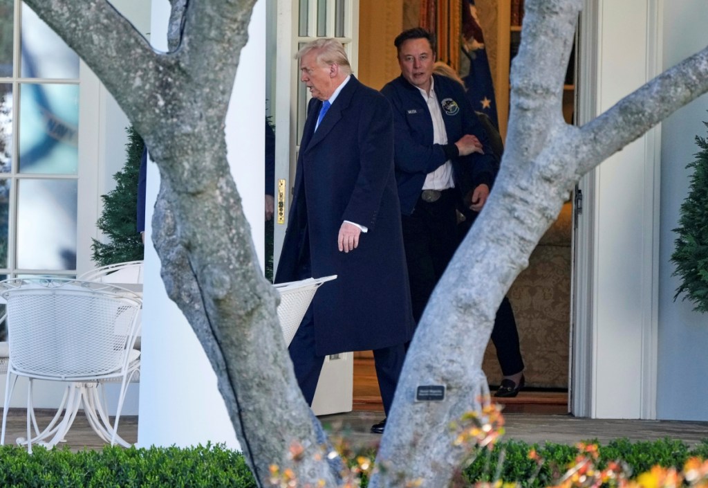 El presidente Donald Trump abandona la Casa Blanca junto al magnate Elon Musk, en una fotografía de archivo del pasado 21 de marzo