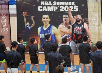 Eduardo Nájera y Horacio Llamas comparten su experiencia a jóvenes basquetbolistas de Playa del Carmen durante el NBA Summer Camp