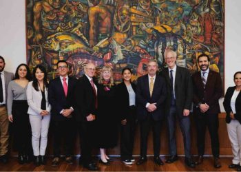 El canciller de México aborda con víctimas de EE.UU. el freno al tráfico de armas de fuego