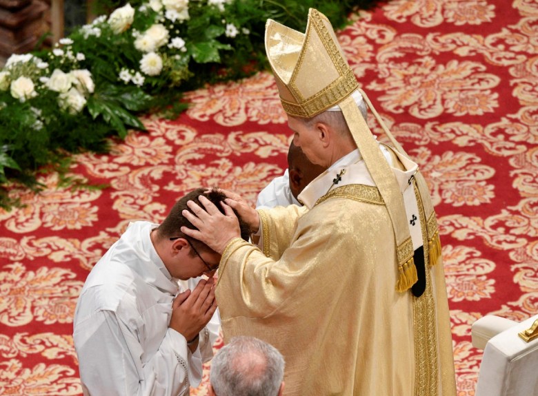 Alrededor de estas líneas, otros tres momentos de la misa que ofreció ayer viernes el papa León XIV en la basílica de San Pedro, en el Vaticano, donde hubo ordenaciones sacerdotales