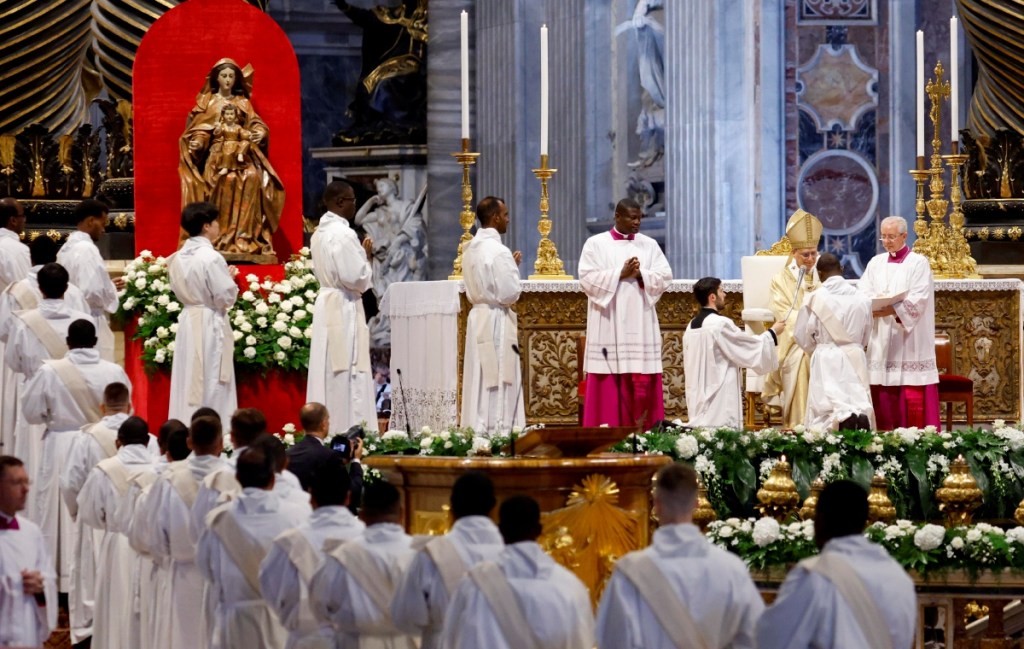 El Papa dirige una misa de ordenaciones sacerdotales en la Basílica de San Pedro, en el Vaticano, donde dijo que “en un tiempo de grandes conflictos, no hay lugar para divisiones ni odios de ningún tipo”