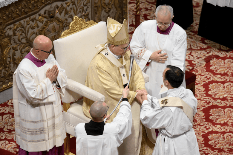 El papa ordena a sacerdotes