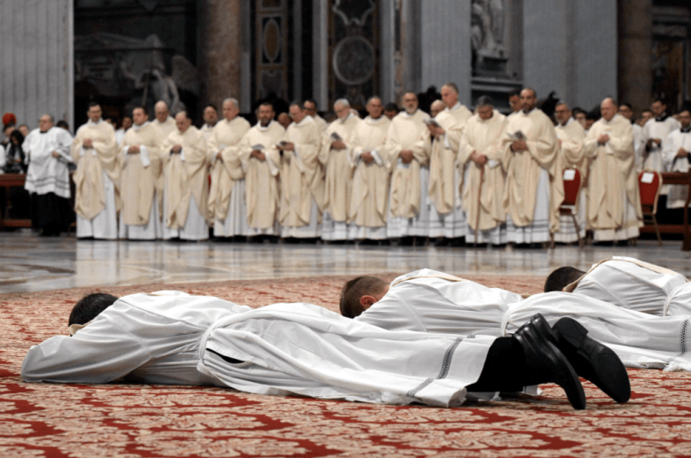 El papa ordena a 11 sacerdotes