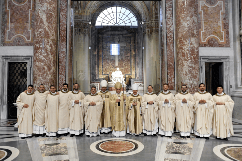 El papa ordena a 11 sacerdotes