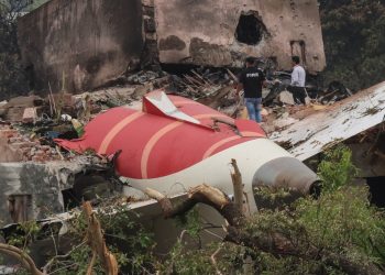 Encuentran la caja negra del avión que chocó en la India