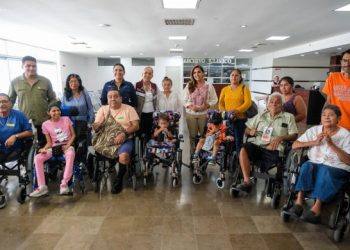 Entrega Mara Lezama sillas de ruedas a quienes más lo necesitan en Playa del Carmen