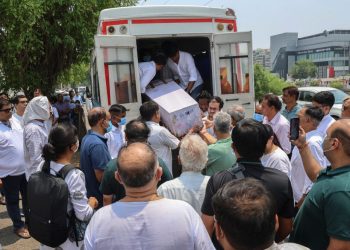 Entregan a familiares los restos de las víctimas del avión que se estrelló en India