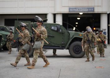 Enviados por Trump, llegan agentes de la Guardia Nacional a Los Ángeles para disuadir protestas