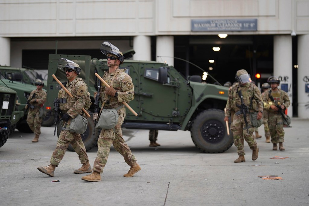 Miembros de la Guardia Nacional se despliegan en puntos de Los Ángeles para repeler las protestas contra las deportaciones (Foto de EFE)