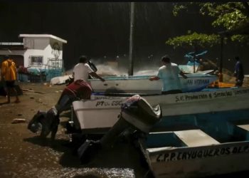 Erick se debilita y toca tierra en Guerrero como tormenta tropical