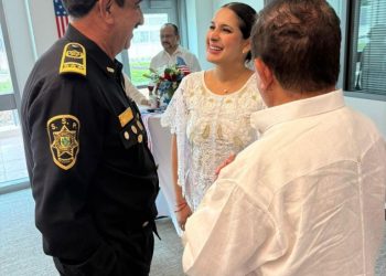Estefanía Mercado sostiene encuentro con Luis Felipe Saidén Ojeda, secretario de seguridad de Yucatán, en el marco del Día de la Independencia de EE.UU.