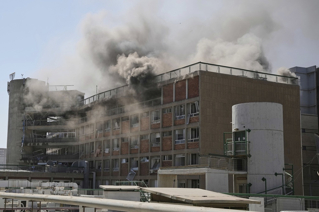 Humo sale de un edificio del complejo hospitalario Soroka tras ser alcanzado por un misil lanzado desde Irán, en Beersheba, Israel, el jueves 19 de junio de 2025. (Foto de AP)