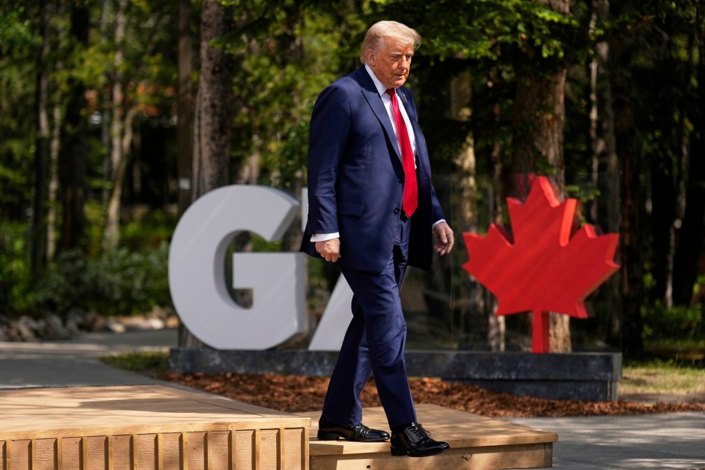 El presidente Donald Trump durante la recepción oficial a la Cumbre del G7, en Kananaskis, Canadá, que hoy mismo abandonará debido al conflicto bélico entre Israel e Irán (Foto de AP)